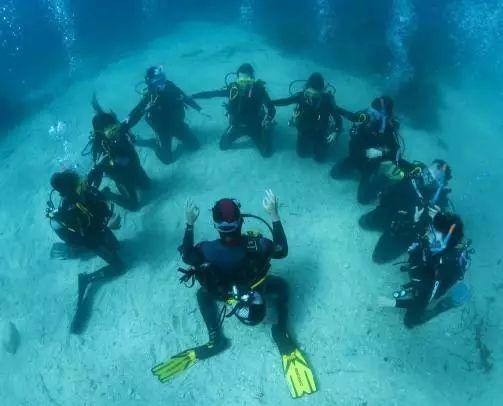 马来西亚一载有中国游客客车发生事故 2人受伤送医
