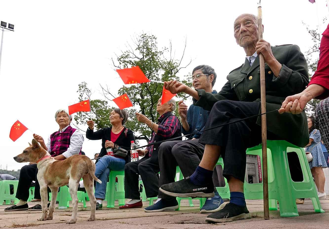 度假的时尚女孩